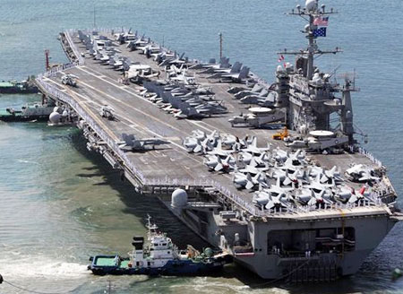 Tàu sân bay Mỹ USS George Washington tại cảng Busan, Hàn Quốc, chuẩn bị cho cuộc tập trận chung.